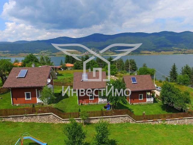 ТРИ САМОСТОЯТЕЛНИ КЪЩИ! РАБОТЕЩ БИЗНЕС!