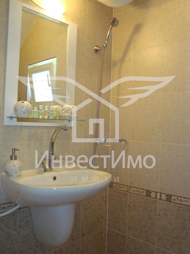 ТРИ САМОСТОЯТЕЛНИ КЪЩИ! РАБОТЕЩ БИЗНЕС!